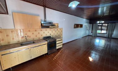 VENTA DE CHALET 2 AMBIENTES APTA A CRÉDITO - LUIS GUILLÓN - CON COCHERA- LOTE DE 250 M²