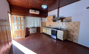 VENTA DE CHALET 2 AMBIENTES APTA A CRÉDITO - LUIS GUILLÓN - CON COCHERA- LOTE DE 250 M²