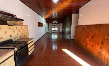 VENTA DE CHALET 2 AMBIENTES APTA A CRÉDITO - LUIS GUILLÓN - CON COCHERA- LOTE DE 250 M²