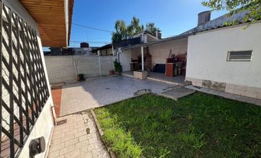 VENTA DE CHALET 2 AMBIENTES APTA A CRÉDITO - LUIS GUILLÓN - CON COCHERA- LOTE DE 250 M²