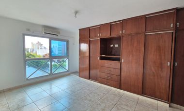 PRECIOSO SEMI PISO EN ALQUILER DE DOS DORMITORIOS CON VISTA AL RIO Y ALA CIUDAD DE POSADAS.-