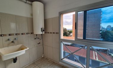 PRECIOSO SEMI PISO EN ALQUILER DE DOS DORMITORIOS CON VISTA AL RIO Y ALA CIUDAD DE POSADAS.-