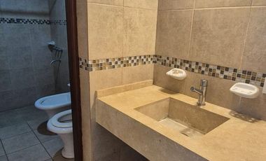 PRECIOSO SEMI PISO EN ALQUILER DE DOS DORMITORIOS CON VISTA AL RIO Y ALA CIUDAD DE POSADAS.-