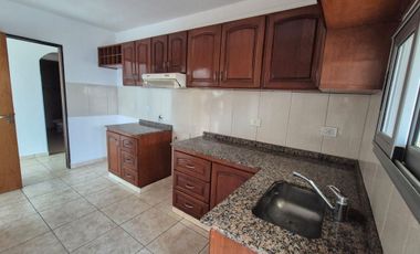 PRECIOSO SEMI PISO EN ALQUILER DE DOS DORMITORIOS CON VISTA AL RIO Y ALA CIUDAD DE POSADAS.-