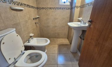 PRECIOSO SEMI PISO EN ALQUILER DE DOS DORMITORIOS CON VISTA AL RIO Y ALA CIUDAD DE POSADAS.-