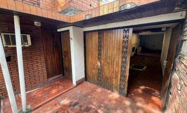 CASA EN PH AL FRENTE CON COCHERA-