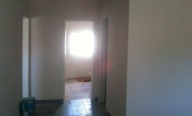 Casa en ALQUILER a 4 cuadras de estación Glew con 2 dormitorios.