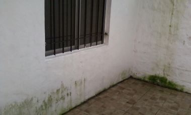 Casa en ALQUILER a 4 cuadras de estación Glew con 2 dormitorios.