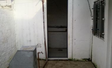 Casa en ALQUILER a 4 cuadras de estación Glew con 2 dormitorios.