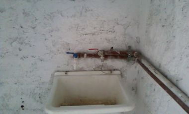Casa en ALQUILER a 4 cuadras de estación Glew con 2 dormitorios.