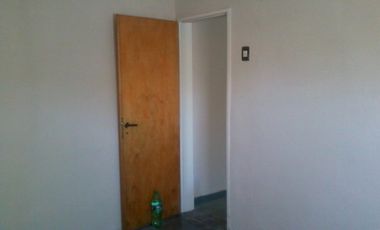 Casa en ALQUILER a 4 cuadras de estación Glew con 2 dormitorios.