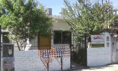 Casa en ALQUILER a 4 cuadras de estación Glew con 2 dormitorios.