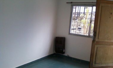 Casa en ALQUILER a 4 cuadras de estación Glew con 2 dormitorios.