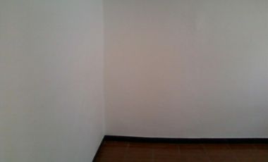 Casa en ALQUILER a 4 cuadras de estación Glew con 2 dormitorios.