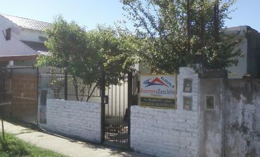 Casa en ALQUILER a 4 cuadras de estación Glew con 2 dormitorios.