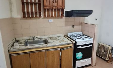 DEPARTAMENTO TIPO CASA PLANTA BAJA DOS AMBIENTES INTERNO CON JARDIN  SIN EXPENSAS.