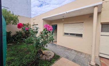 DEPARTAMENTO TIPO CASA PLANTA BAJA DOS AMBIENTES INTERNO CON JARDIN  SIN EXPENSAS.