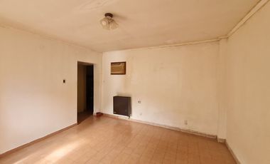 DEPARTAMENTO TIPO CASA PLANTA BAJA DOS AMBIENTES INTERNO CON JARDIN  SIN EXPENSAS.