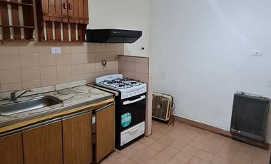 DEPARTAMENTO TIPO CASA PLANTA BAJA DOS AMBIENTES INTERNO CON JARDIN  SIN EXPENSAS.