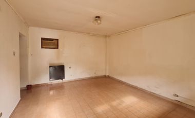 DEPARTAMENTO TIPO CASA PLANTA BAJA DOS AMBIENTES INTERNO CON JARDIN  SIN EXPENSAS.