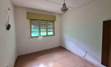 DEPARTAMENTO TIPO CASA PLANTA BAJA DOS AMBIENTES INTERNO CON JARDIN  SIN EXPENSAS.
