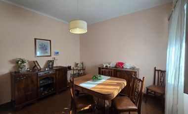 Vivienda Multifamiliar, Chalet, Casa En Dos Plantas, Patio, Lavadero,Excelente Estado, Buena Ubicacion