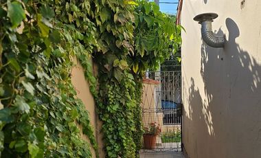 Vivienda Multifamiliar, Chalet, Casa En Dos Plantas, Patio, Lavadero,Excelente Estado, Buena Ubicacion