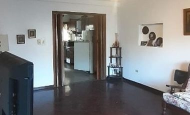 EXCELENTE CHALET COLONIAL DE 5 AMBIENTES