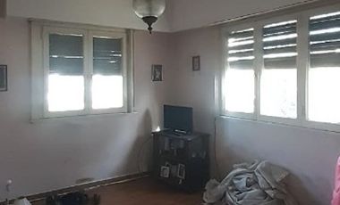 EXCELENTE CHALET COLONIAL DE 5 AMBIENTES