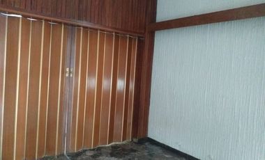 Casa americana 3 ambientes, frente de piedra mar del plata con garagepasante y amplio fondo con parrilla.