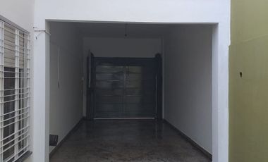 Casa americana 3 ambientes, frente de piedra mar del plata con garagepasante y amplio fondo con parrilla.