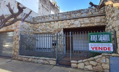 Casa americana 3 ambientes, frente de piedra mar del plata con garagepasante y amplio fondo con parrilla.
