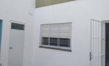 Casa americana 3 ambientes, frente de piedra mar del plata con garagepasante y amplio fondo con parrilla.