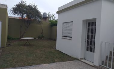 Casa americana 3 ambientes, frente de piedra mar del plata con garagepasante y amplio fondo con parrilla.