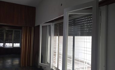 Casa americana 3 ambientes, frente de piedra mar del plata con garagepasante y amplio fondo con parrilla.