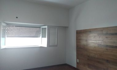 Casa americana 3 ambientes, frente de piedra mar del plata con garagepasante y amplio fondo con parrilla.
