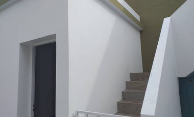 Casa americana 3 ambientes, frente de piedra mar del plata con garagepasante y amplio fondo con parrilla.