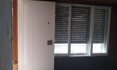 Casa americana 3 ambientes, frente de piedra mar del plata con garagepasante y amplio fondo con parrilla.