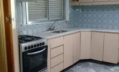 Casa americana 3 ambientes, frente de piedra mar del plata con garagepasante y amplio fondo con parrilla.