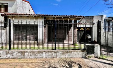 VENTA CASA 3 AMBIENTES MORON PERMUTA