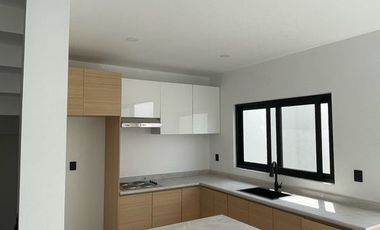 Casa nueva en venta en Loma Dorada (Rentada)