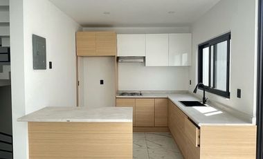 Casa nueva en venta en Loma Dorada (Rentada)