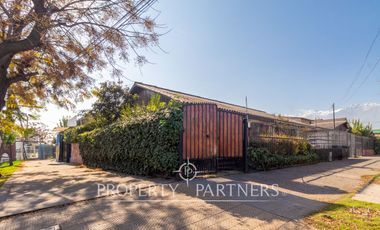 Oportunidad - Se vende casa muy cerca del metro Trinidad. Esquina Avenida Trinidad / Perú