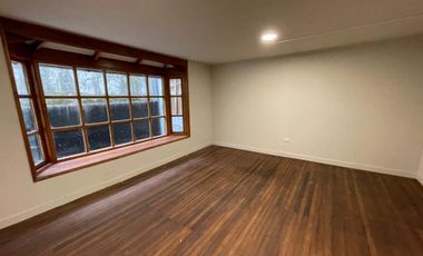 En venta céntrico edificio de tres pisos.