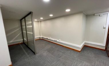 En venta céntrico edificio de tres pisos.