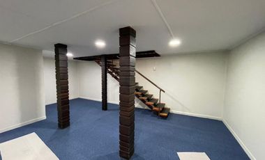 En venta céntrico edificio de tres pisos.