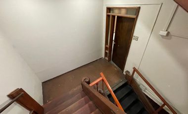 En venta céntrico edificio de tres pisos.