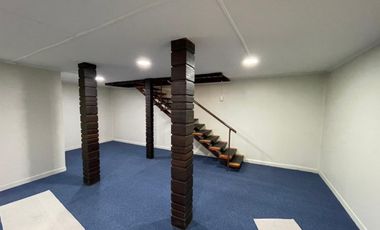 En venta céntrico edificio de tres pisos.