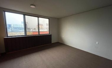 En venta céntrico edificio de tres pisos.