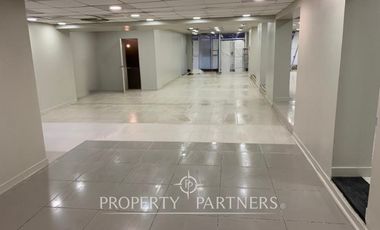 En venta céntrico edificio de tres pisos.